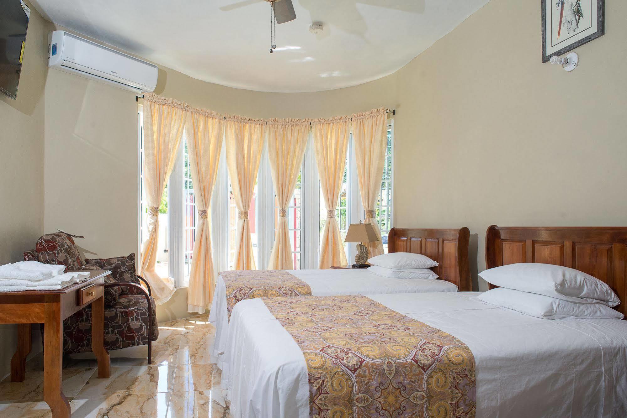 Waters Edge Guest House Montego Bay Esterno foto